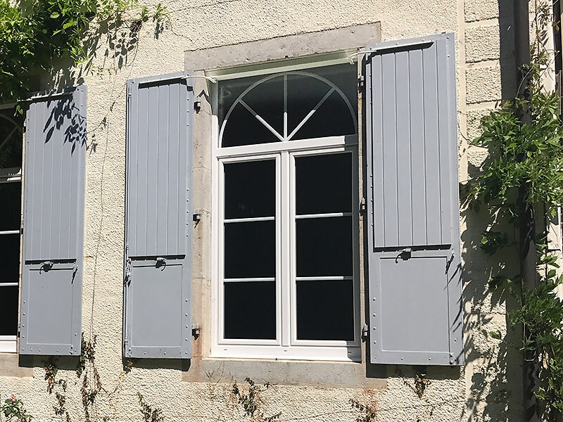 WIBAT® LINTEAU - Motorisation à bras avec caisson aluminium pour volets battants